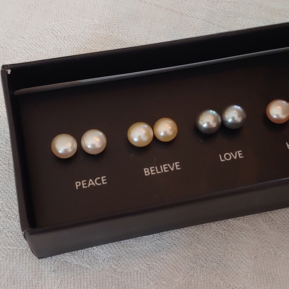 Avon Pearl Earring Box Set - Picture 4 of 9